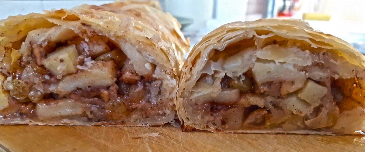 Даже без пудры сладкий. Разрезала самый некрасивый