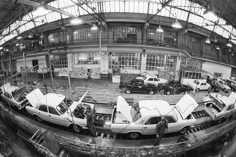 Горьковский автозавод в 1990-е годы. Фото: Борис Клипиницер и Николай Мошков/ТАСС