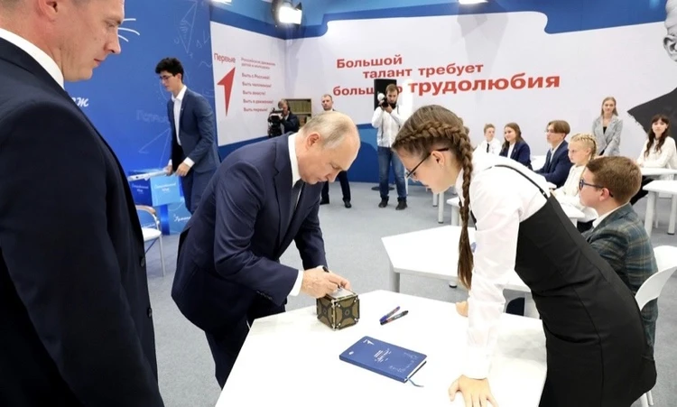Гарант подписывает этой девочке ее спутник