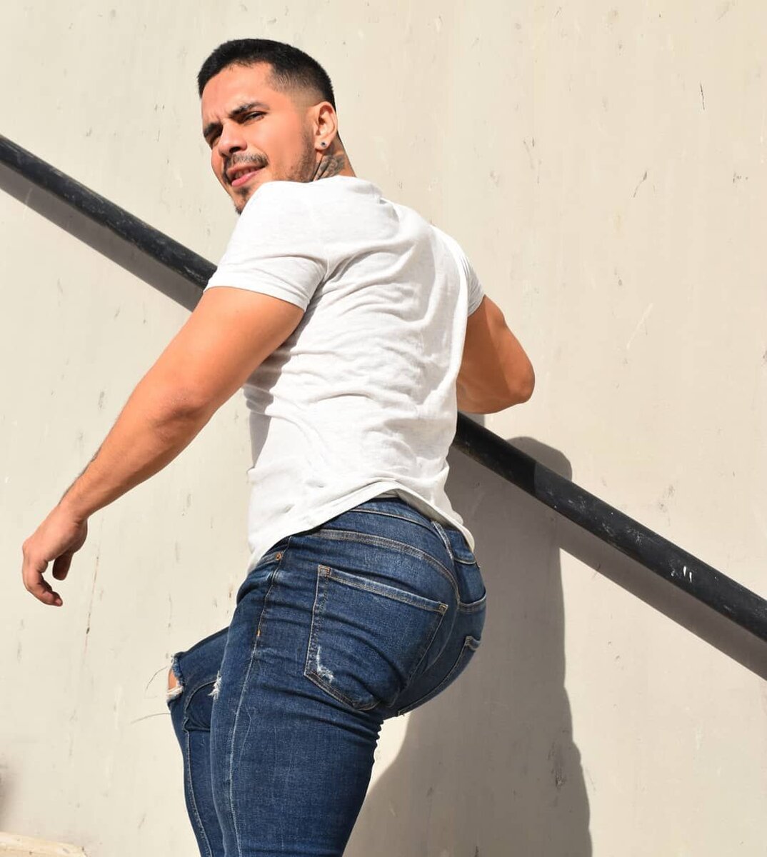 Накачанные мужские ягудицы. Парни задом фото. Модель найл димарко. Парни задом фото. Красивые мокрые мужские ягодицы.