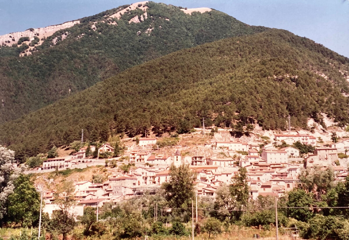 Фотография из личного архива. Уютный высокогорный городок, который в различных источниках называют деревушкой. 
