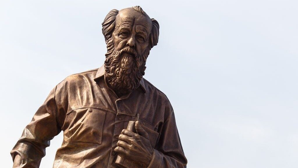     Житель города Тында Амурской области подал иск в суд к администрации и думе Владивостока с требованием демонтировать памятник Солженицыну.