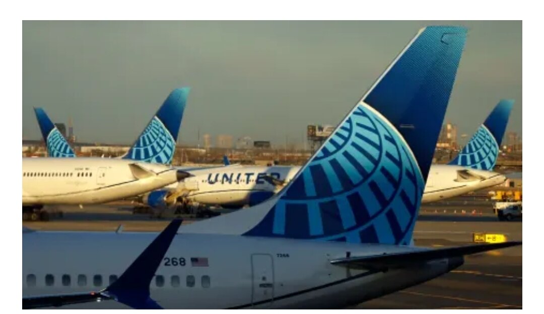 Согласно заявлению авиакомпании, рейс United Airlines, направлявшийся в Рим, вернулся в Нью-Джерси сразу после полуночи четверга, «чтобы устранить возможную потерю давления в салоне».
Данные с сайта отслеживания FlightAware показывают, что самолет быстро снизился в течение примерно 8 минут с высоты 37 000 футов в 22:07 до чуть ниже 9 000 футов в 22:15. Пилоты часто быстро снижаются на меньшие высоты, когда есть опасения по поводу герметизации самолета. .