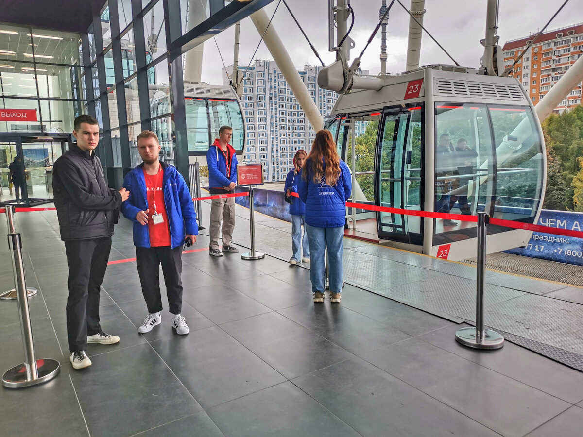 Зона посадки и высадки. Двери в кабинку открываются и закрываются автоматически.