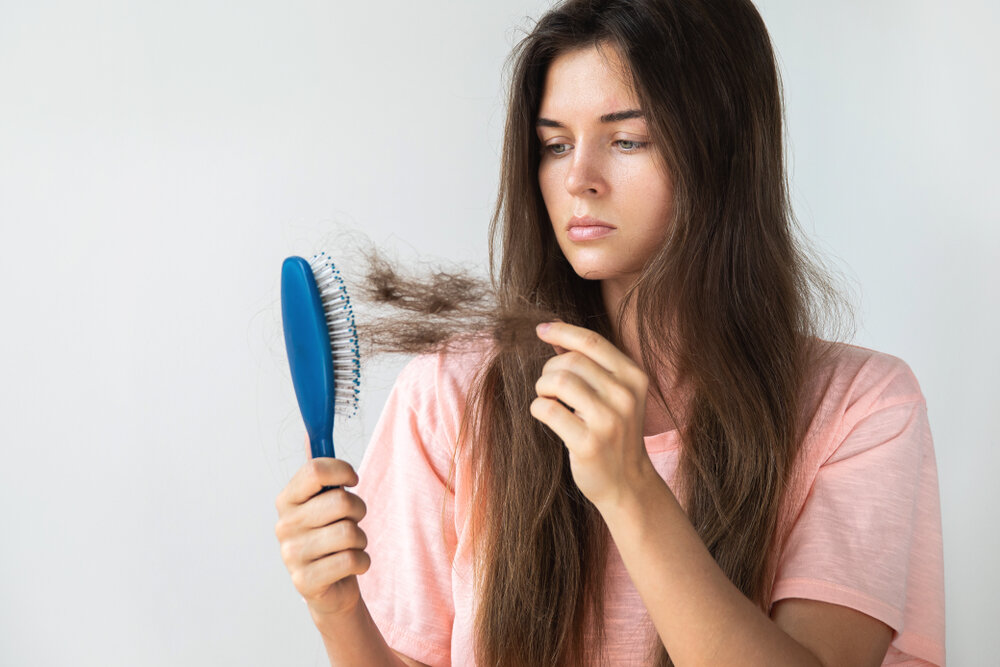 Эта домашняя процедура способна пробудить спящие фолликулы. Рассказываем о трех ее этапах. Выпадение волос — довольно распространенная проблема, с которой сталкиваются многие женщины.-2
