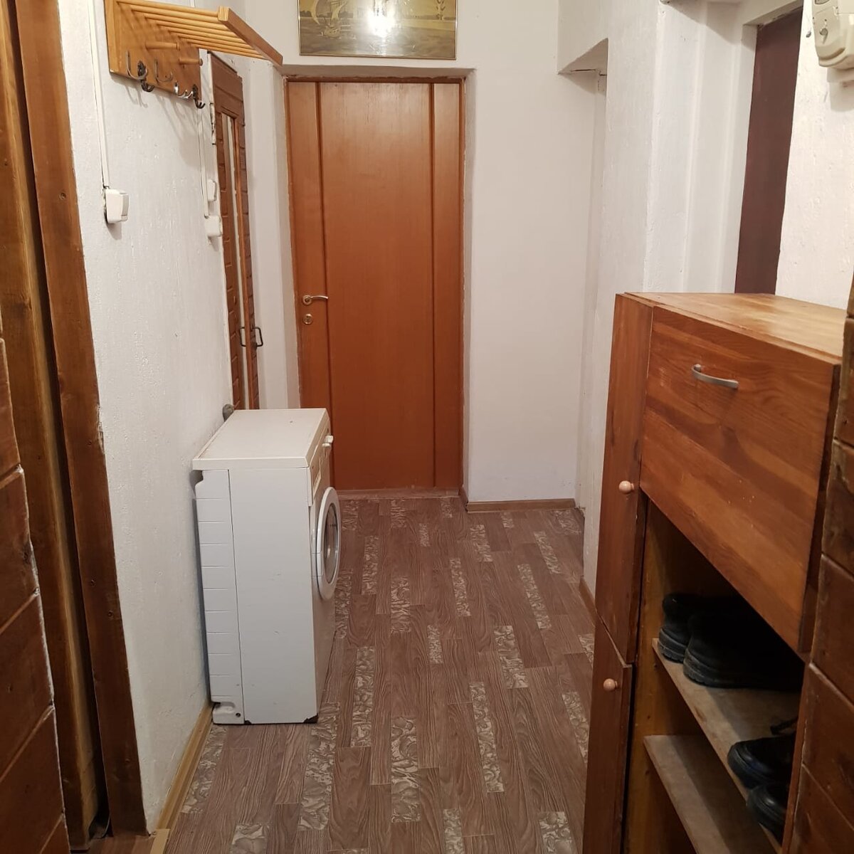 В квартире 3 комнаты, одна стоит пустая, в другой - 1 сосед