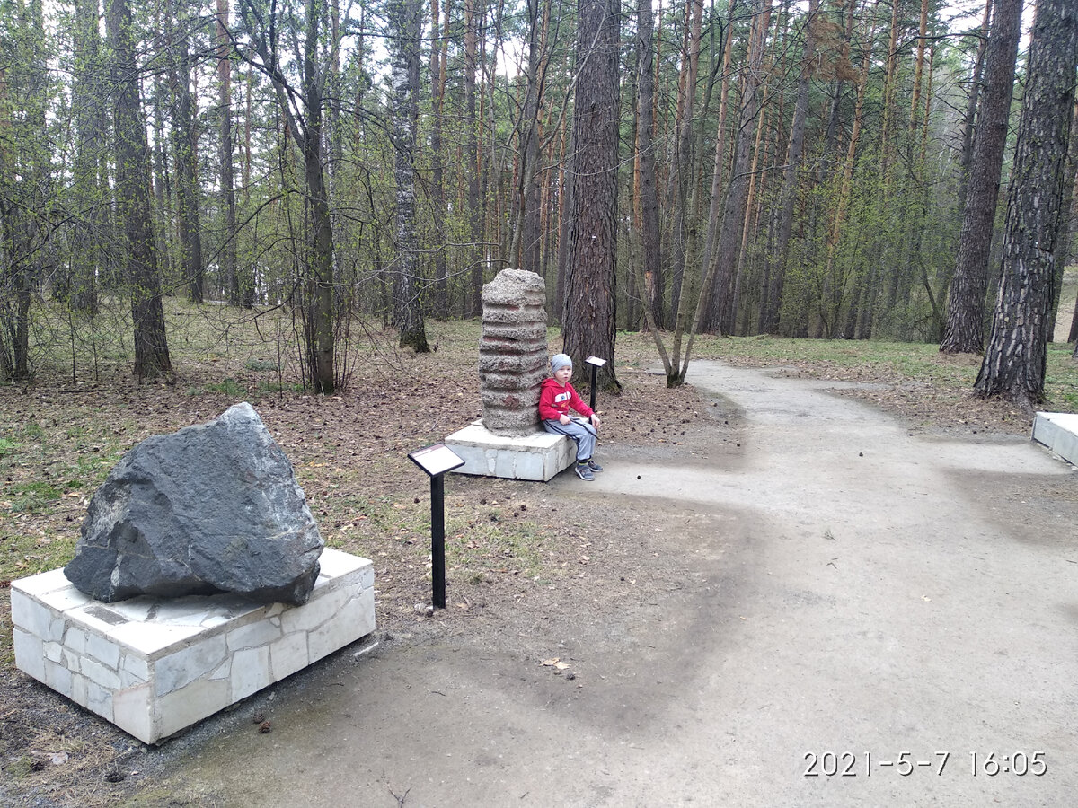 Паша-страдаша, устал, сидит на камне