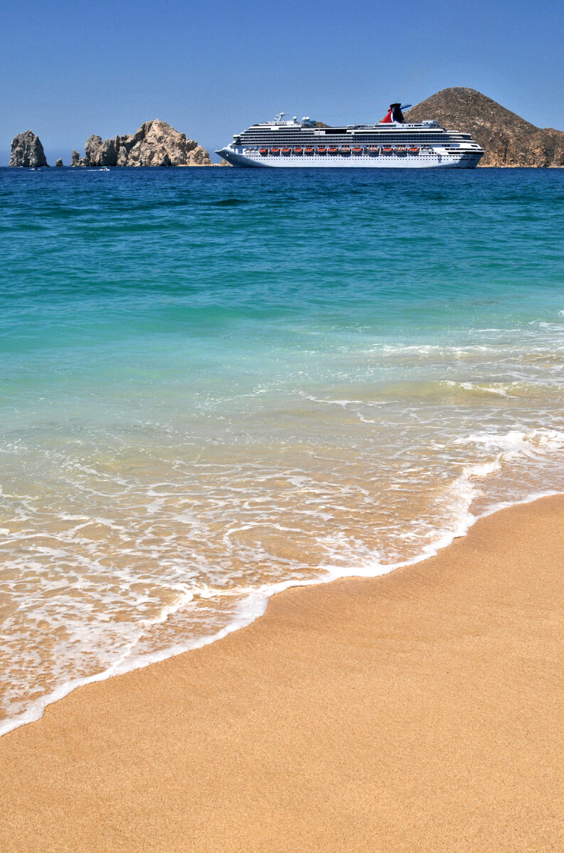 Вот этот кадр. Тут я специально добавил много песка внизу, т.к. на бэкграунде большая часть низа будет той, на которой стоят и позируют гости. То есть они как бы будут стоять на песке у воды, а корабль и скалы окажутся как раз на их фоне чуть выше головы. 