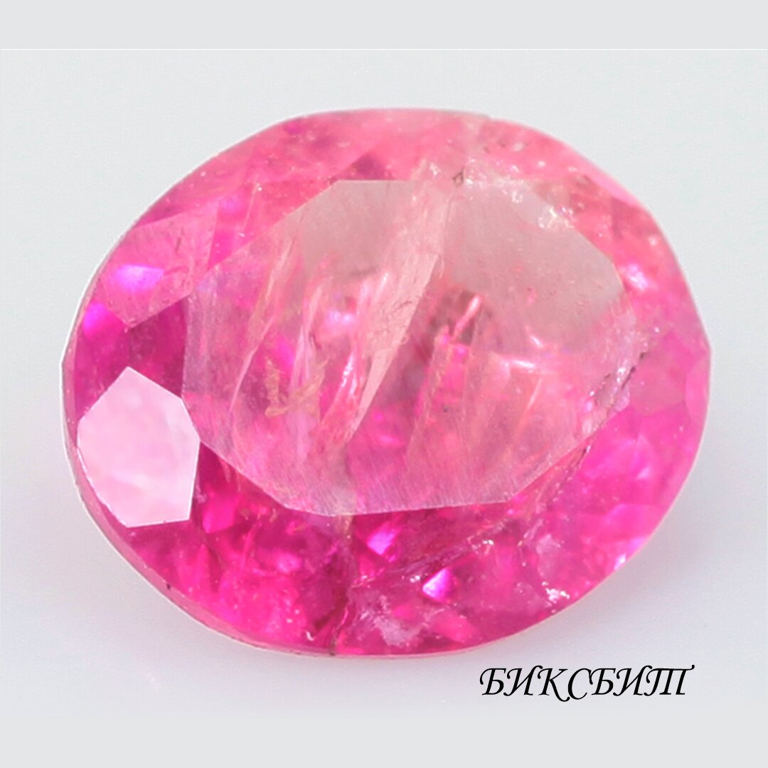 красный изумруд биксбит. биксбит. самоцветы биксбит. кристалл берилла. красный изумруд берилл.