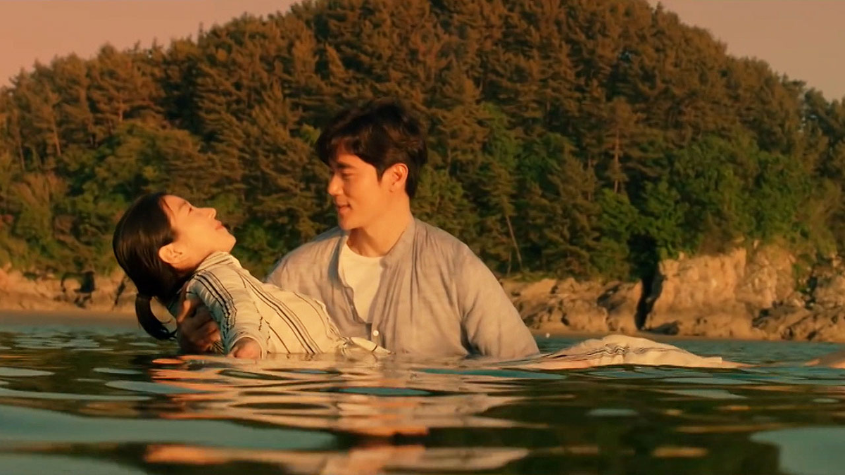 И даже эта сцена, наполненная нежностью и романтикой начинает нервировать после слов: "Я всегда рядом, даже если ты меня не видишь".  Что это? Угроза? А, может, Ли Джи Хун - это плод воображения героини?