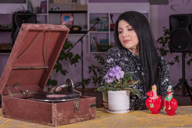 Привлекательная, замечательная женщина - и одна, мужчины нет... Что у неё в голове? И что у неё в сердце? 