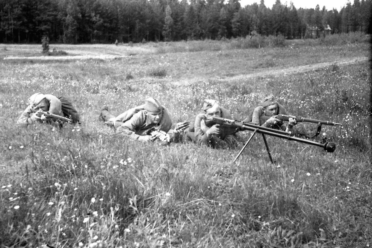 Бронебойщик. ПТР Симонова 1941. Бронебойщики ПТР. Противотанковое ружье 1941. Противотанковое ружьё СССР 1941.