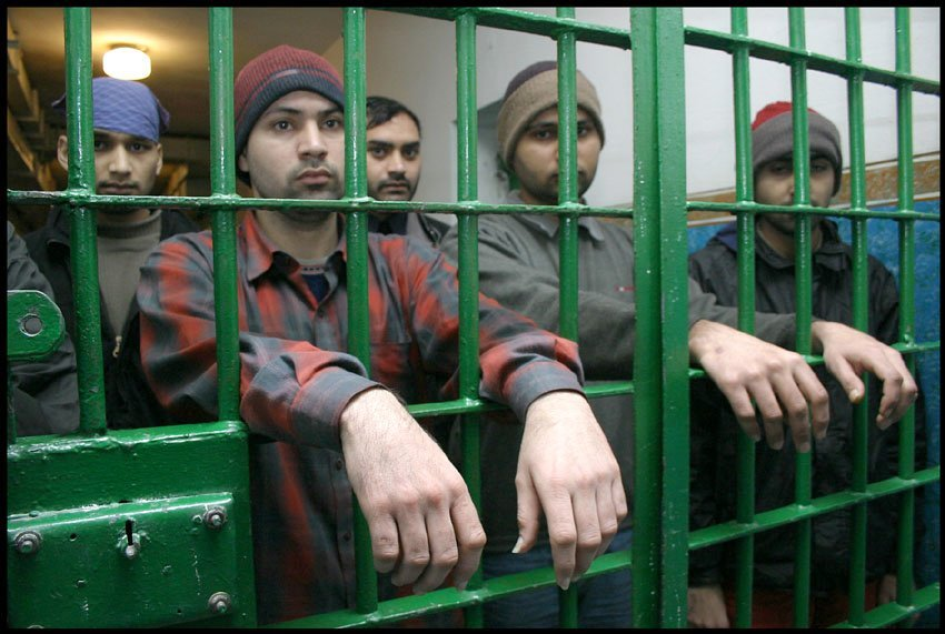 Осужденные таджик. Мигранты в тюрьме. Преступность мигрантов. Мигранты преступники.