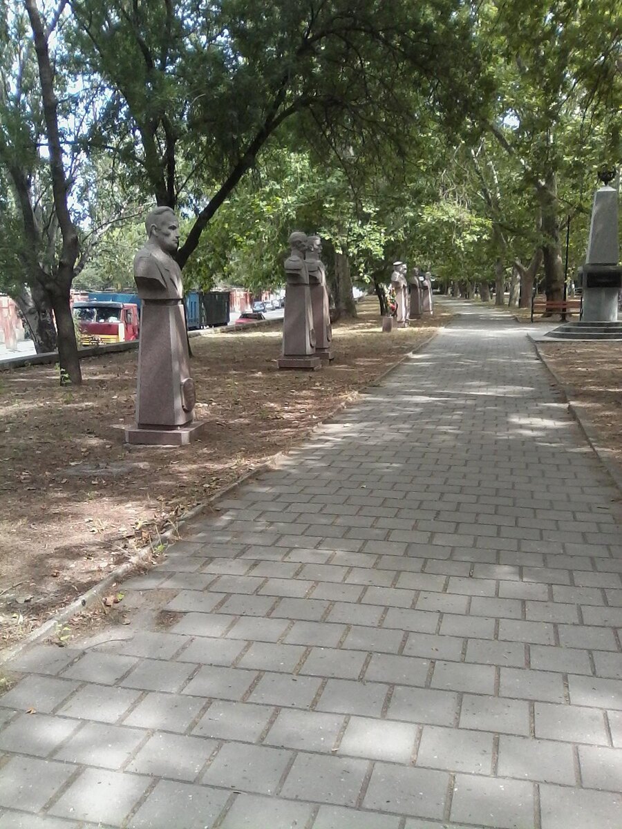 Платановая "Аллея героев" в Феодосии. Фото из домашнего архива.
