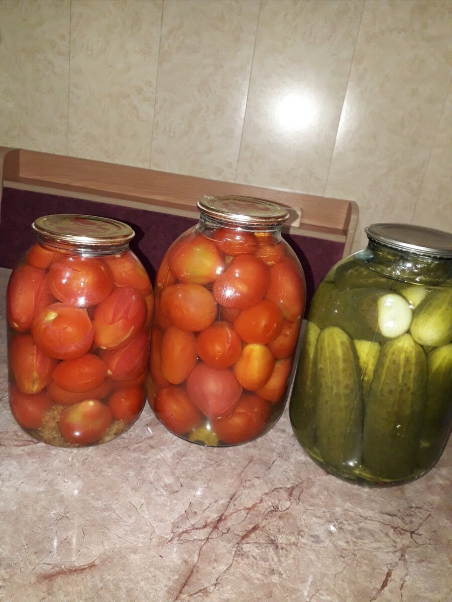 Огурчики-помидорчики, так всеми любимые. Фото из личного архива