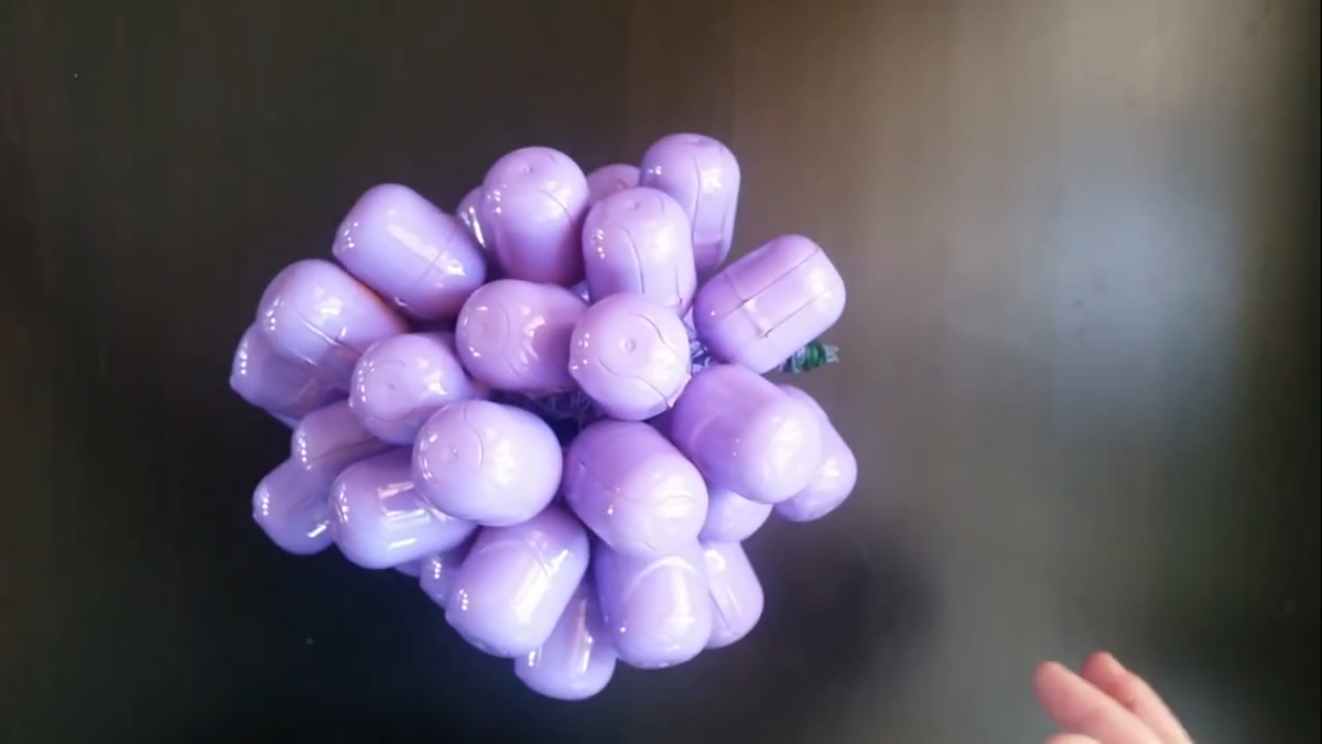  Сегодня я покажу вам, как сделать красивую гроздь винограда для украшения дачного участка из контейнеров от киндер сюрпризов.