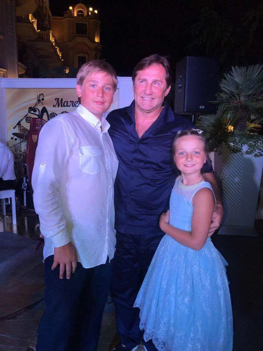                                          Владимир Тюрин с  дочерью и сыном