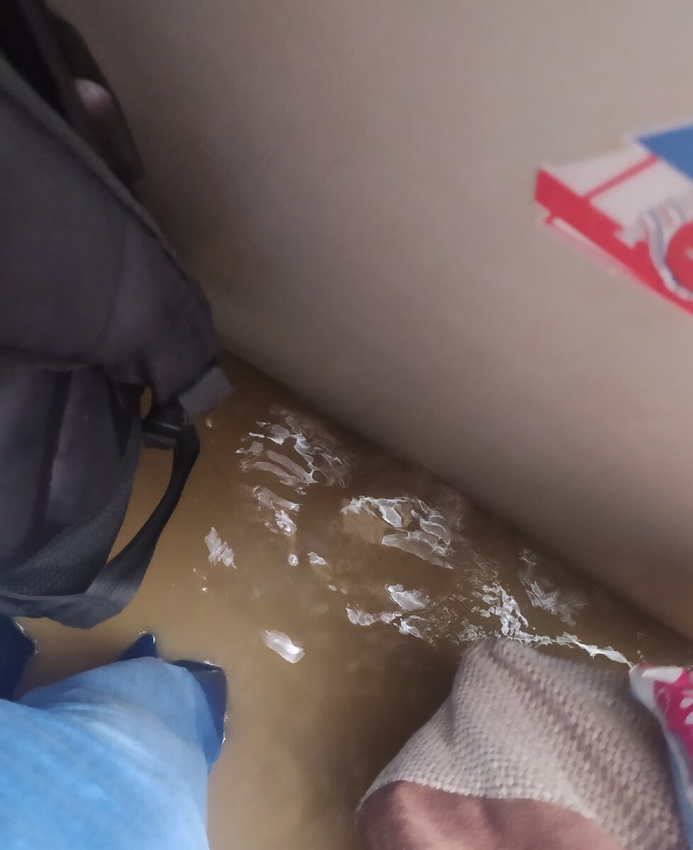 Его фотография воды в автобусе.