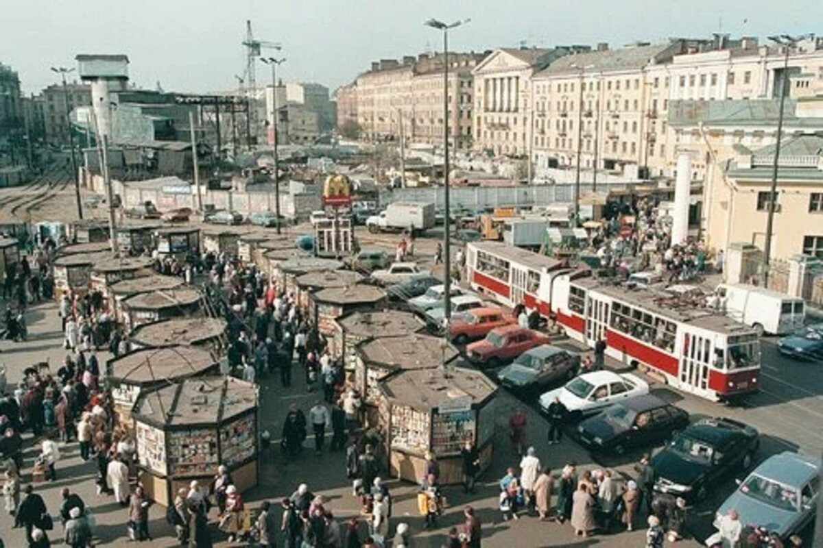 98 лет назад. Сенная площадь 90е. Сенная площадь Санкт-Петербург 90-е. Сенная площадь 1990е. Сенной рынок Ленинград 1990.