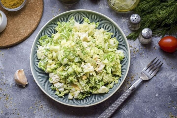 Салат из пекинской капусты с курицей, помидорами и огурцами