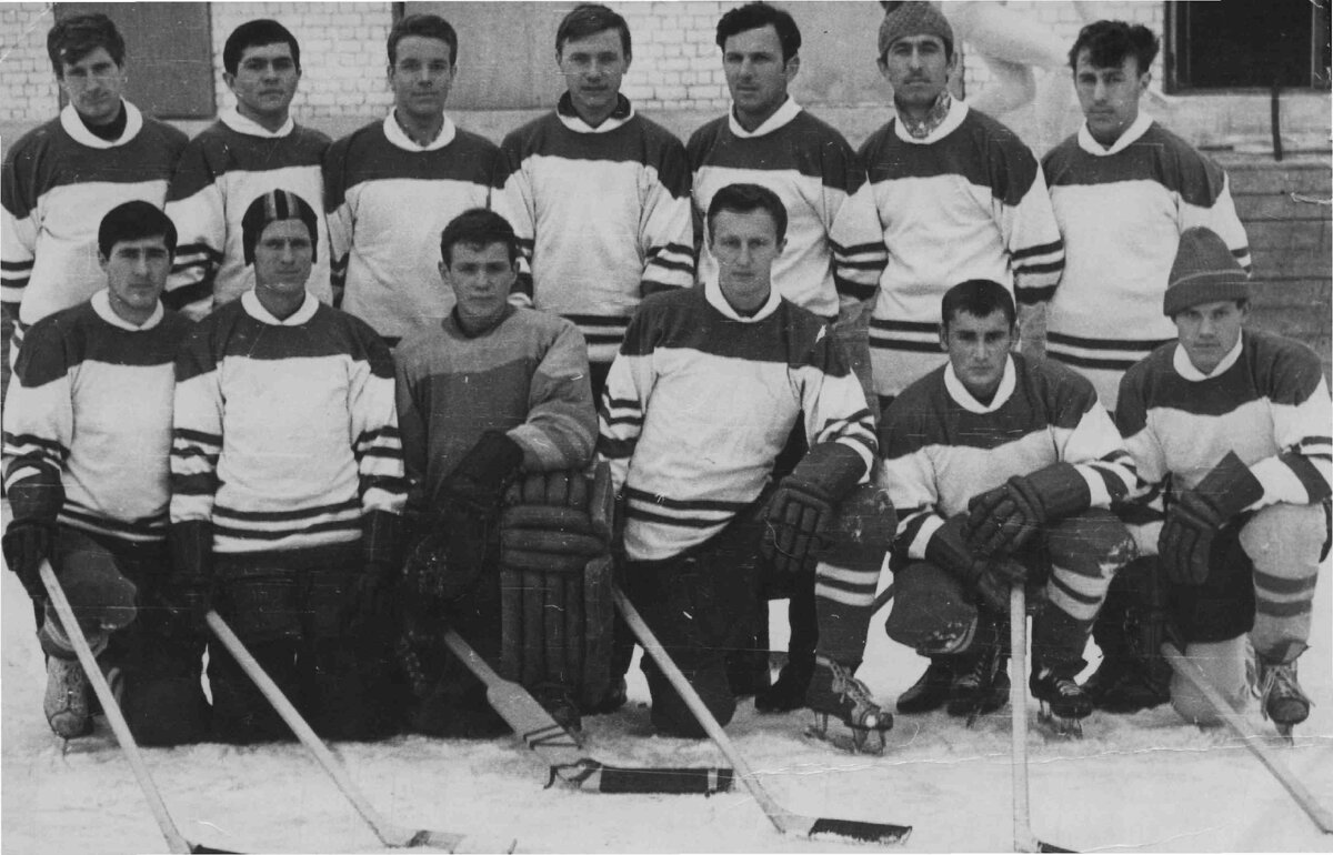 Сезон 1962/63. "Динамо" (Брянск) - чемпион области по хоккею. Вячеслав Перфильев в нижнем ряду четвертый слева.