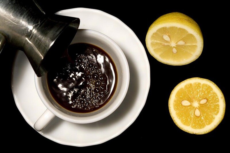 Кофе с лимоном. Черный кофе с лимоном. Чашка кофе с лимоном. Лимонный кофе. Вода соки кофе