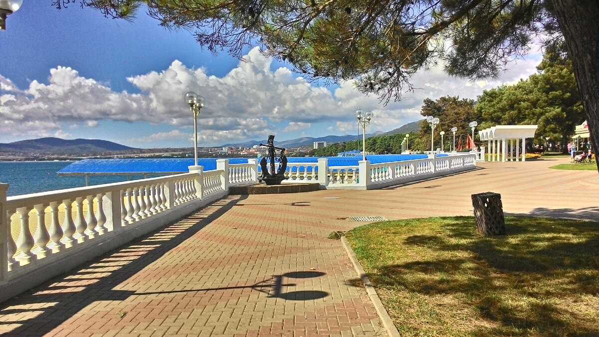 Набережная в Геленджике поймали момент, когда не было  народа. Очень редкий кадр.