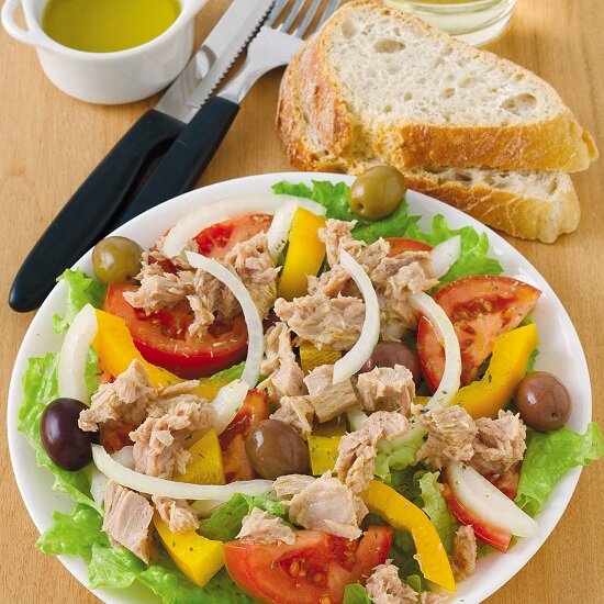 Рыбные салаты - 4 рецепта из консервов