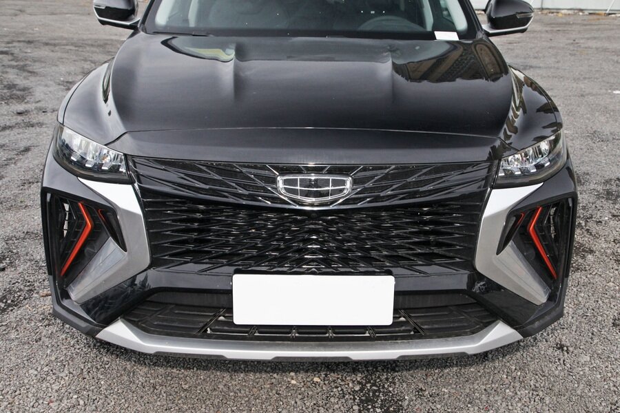 На фото: кроссовер Geely Atlas X