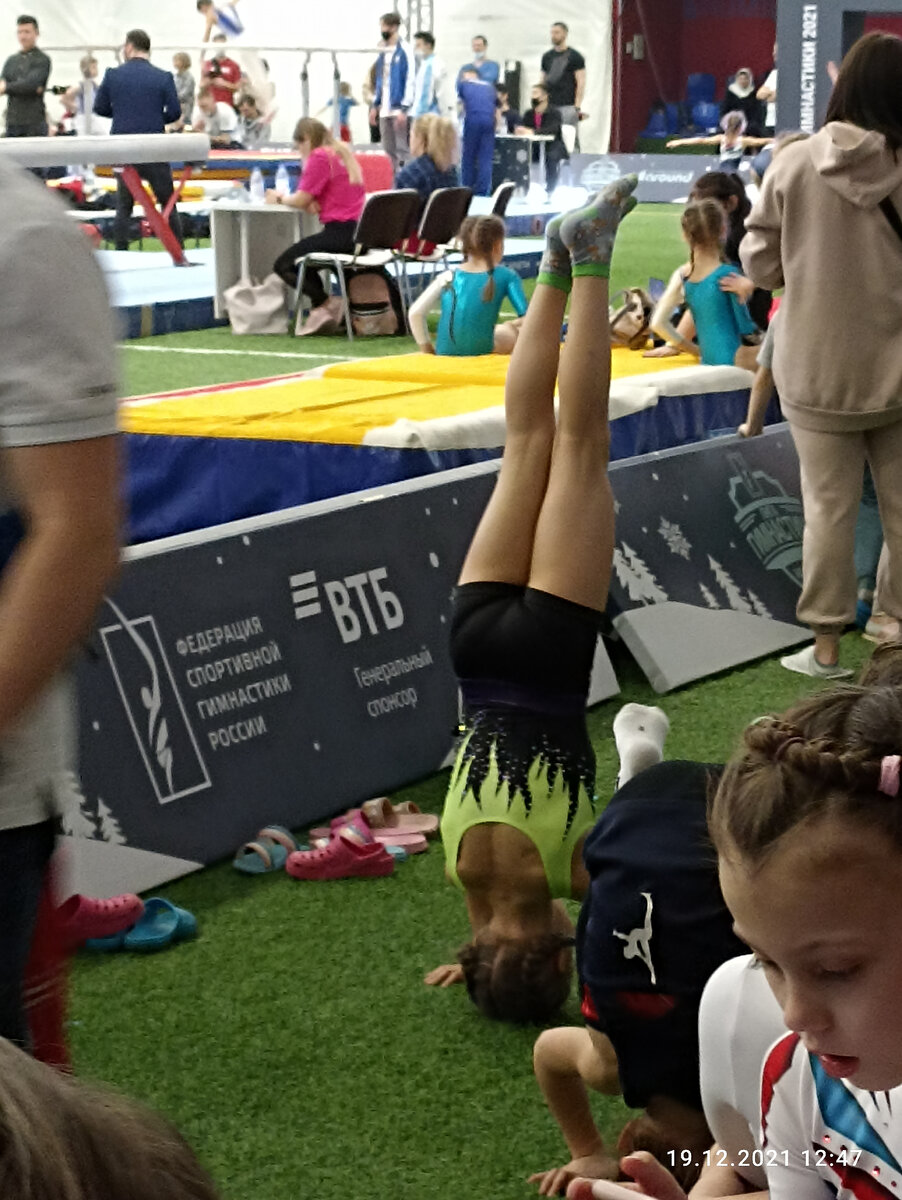 Фестиваль гимнастики. Дети резвятся на каждом шагу.