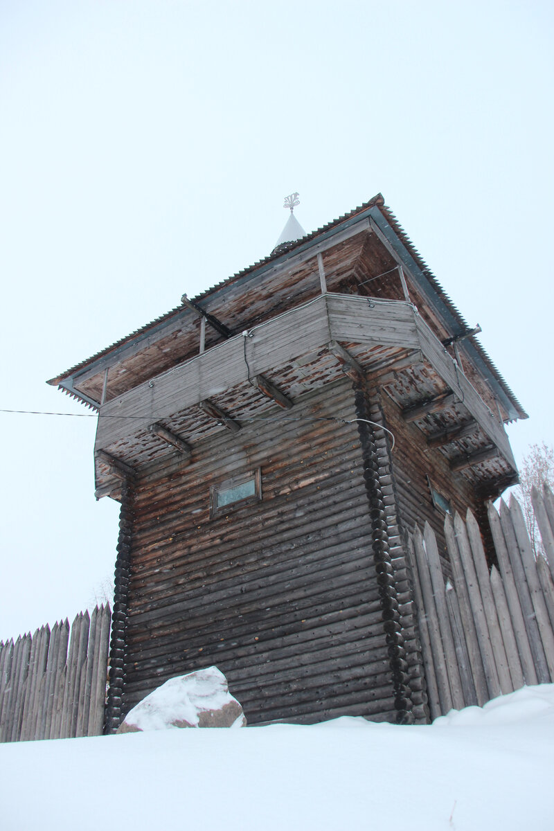 памятный знак о первом летописном упоминании Усть-Шексны— стилизованная сторожевая башня с частоколом
