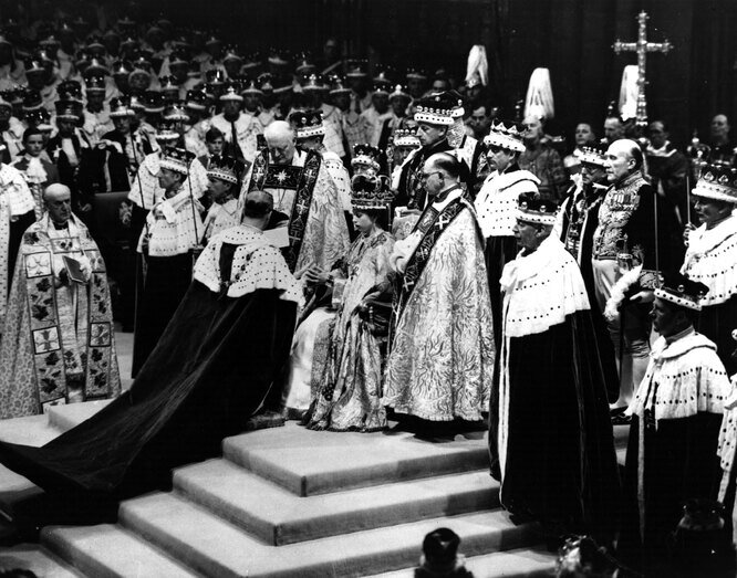 Принц Филипп делает поклон Елизавете II во время ее коронации в 1953 году FOX PHOTOS/GETTY IMAGES