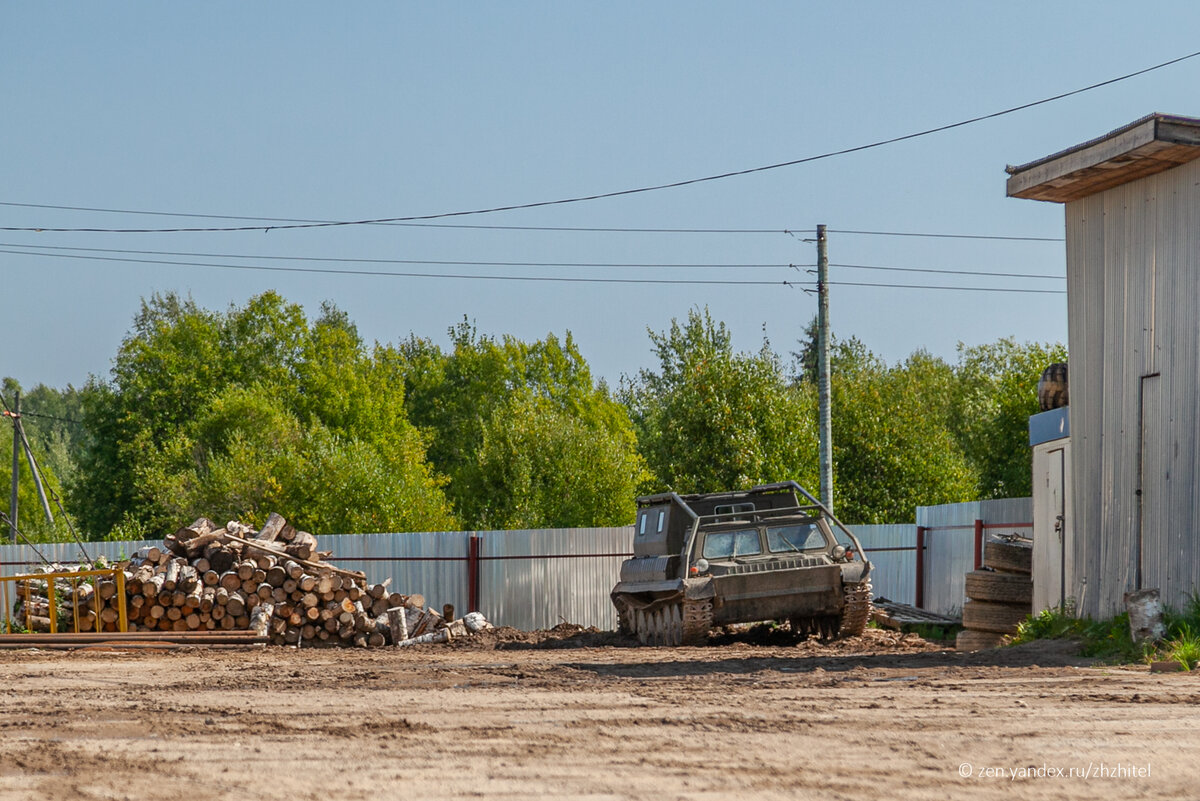 Поселок Ида расположен в глуши в Вологодской области. Вокруг поселка сплошные леса, а к поселку ведет длинная раздолбанная дорога, по которой проехать сможет не каждый автомобиль.-2-3