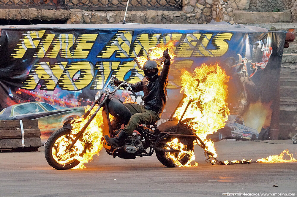 Шоу русский форсаж. Каскадер надпись. Горящее колесо мотоцикла. Каскадёр потокин валерий. Валерий деркач каскадер.