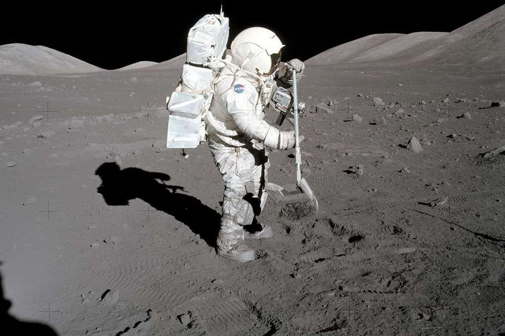 Астронавт на Луне.  фото: картинки  яндекса.