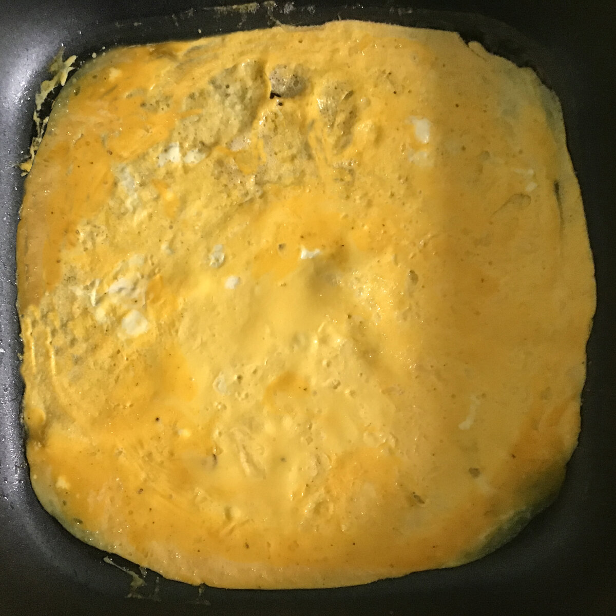 Яичный рулет с колбасой и сыром на сковороде