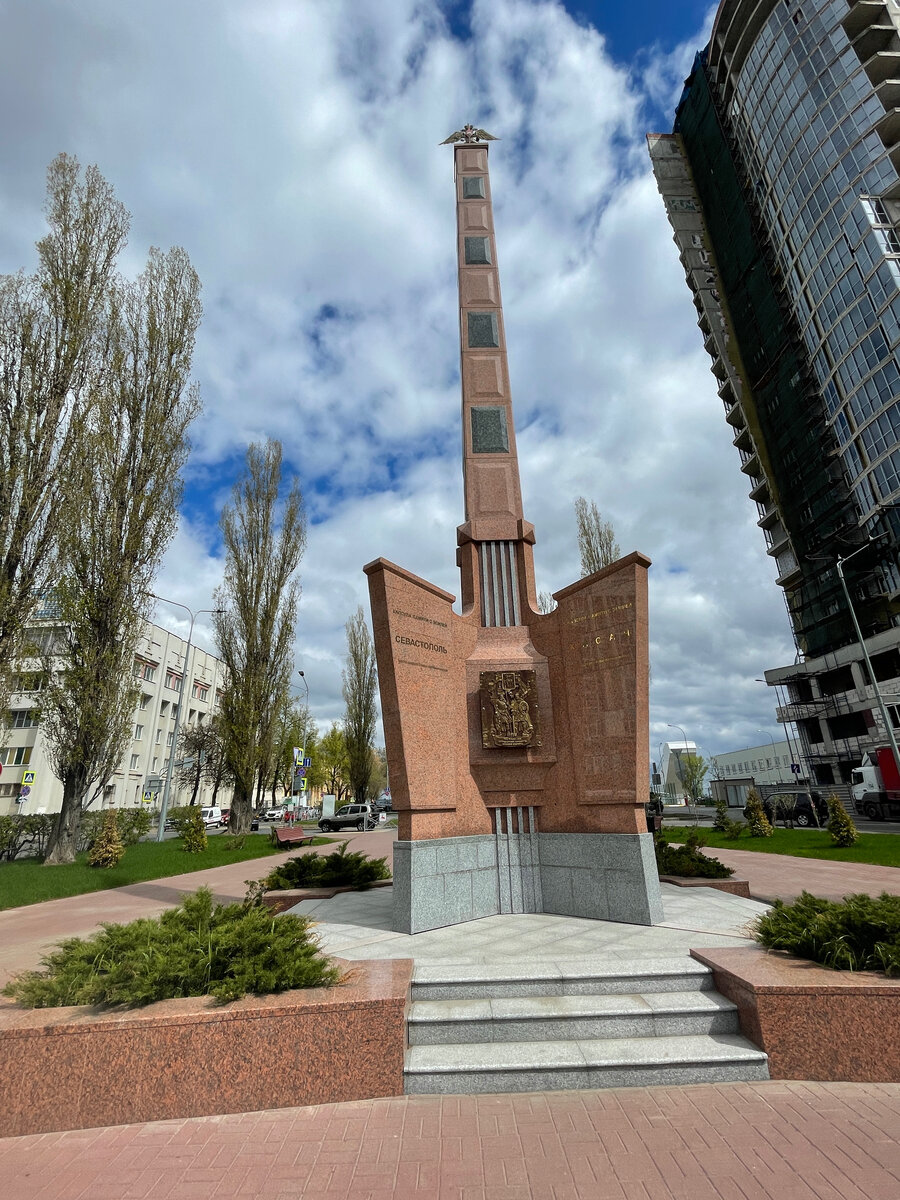 Где был раньше пустырь и развязка, теперь маленький уютный сквер