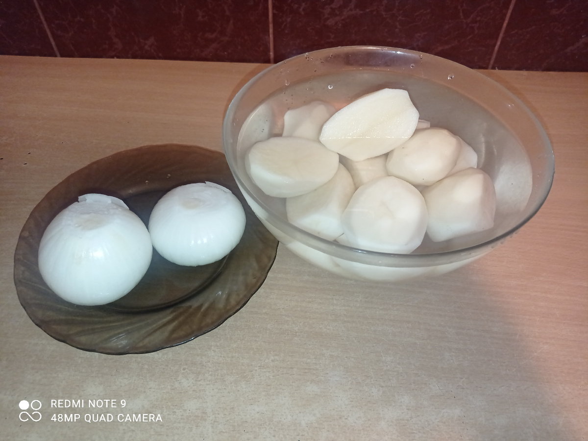 И так... Чистим и отвариваем картофель. Делаем пюре. Режем лук, обжариваем, добавляем к картофельному пюре