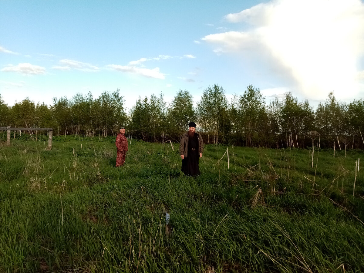 В. И. Щипицин и иеромонах Филипп (Чебыкин) осматривают земельный участок