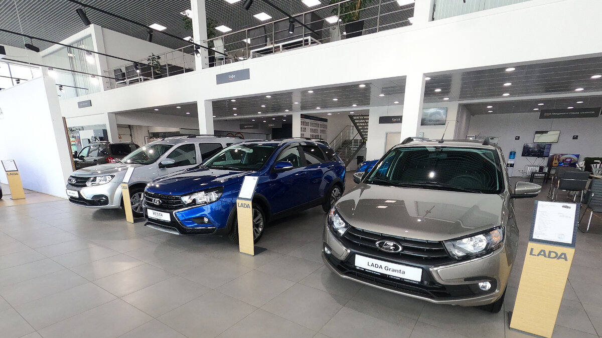 Пустой автосалон Лада в июне 2022 года