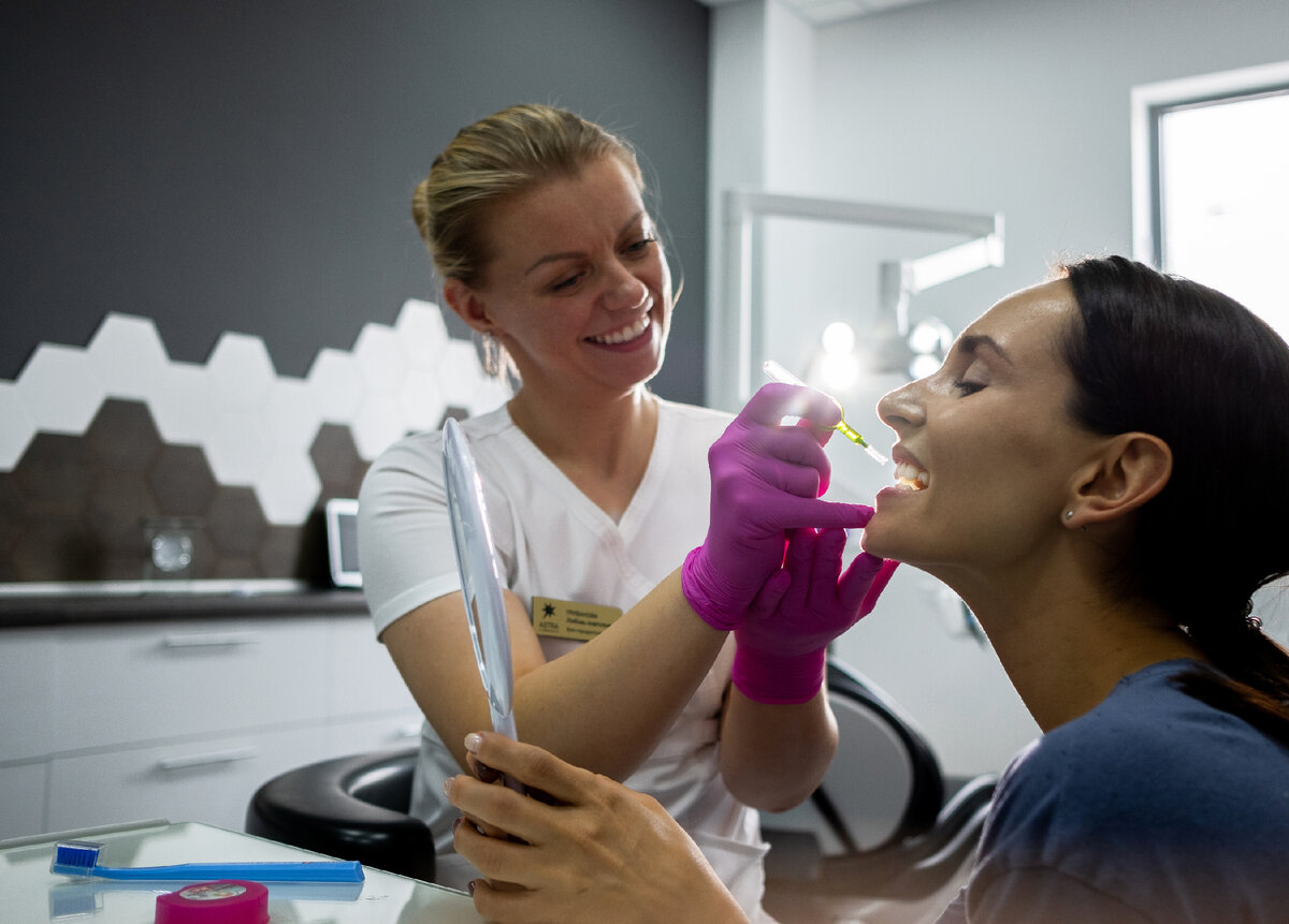 Обучение индивидуальной гигиене полости рта в Astra Dental Clinic.