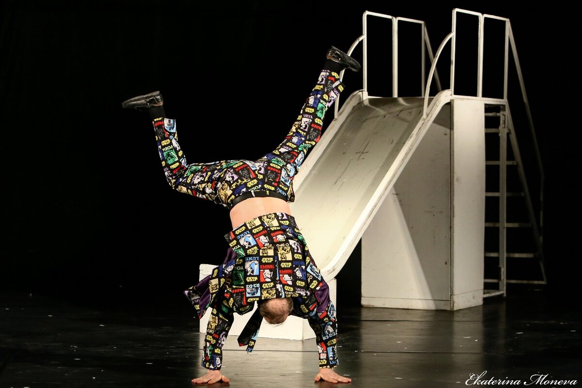 Фёдор Добронравов в спектакле "Спасатель" 