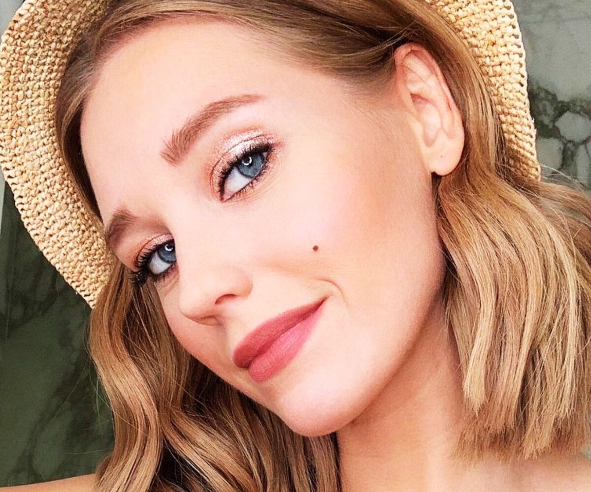     «Мне 16 лет. Я в Питере»: Кристина Асмус показала, как позировала в мини-юбке