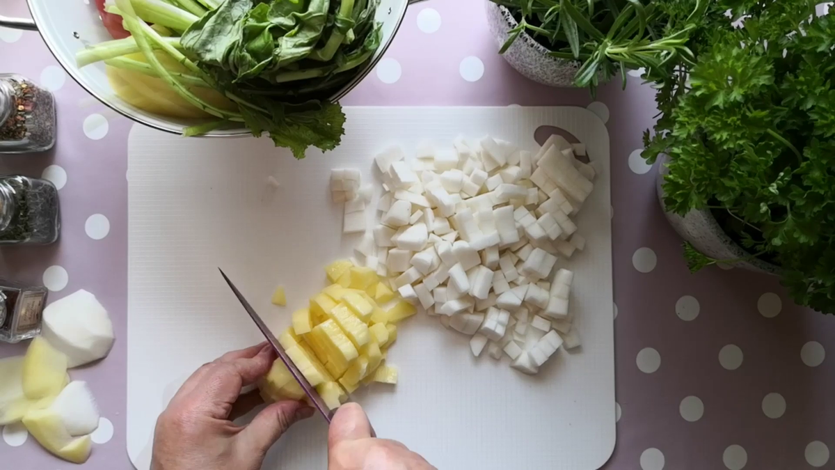 Как приготовить лагман с курицей, лапшой и картошкой: пошаговый рецепт — Лайфхакер