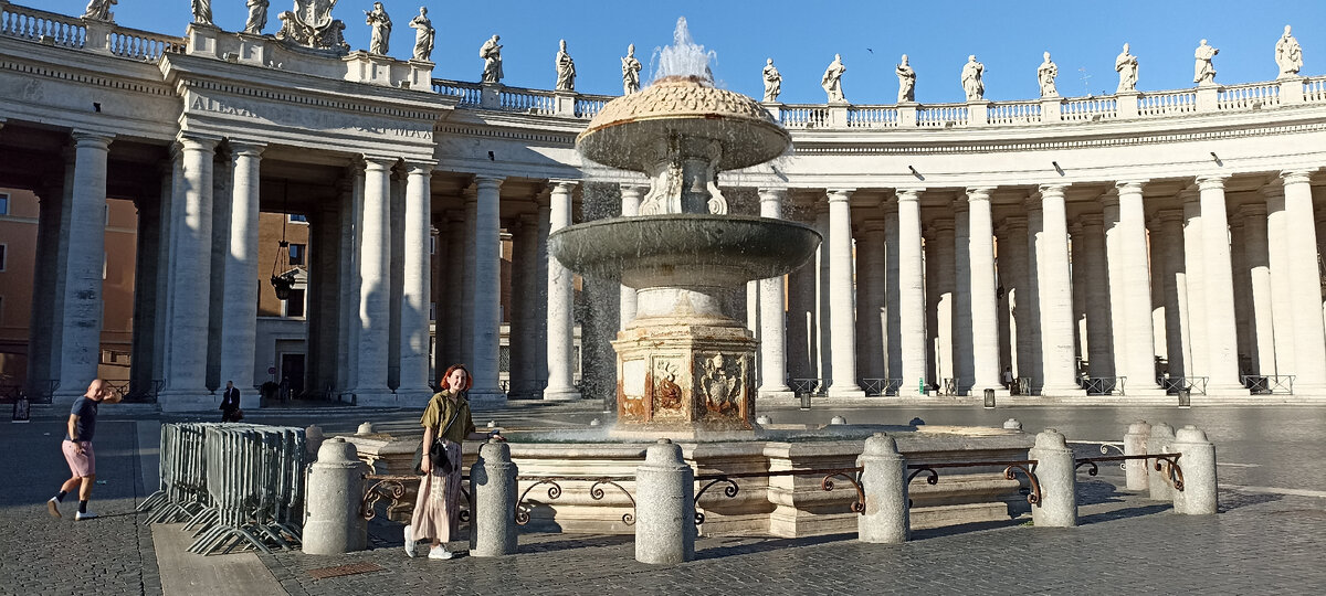 У этого фонтана когда-то и я фотографировалась в таком же примерно возрасте, как моя дочь теперь 