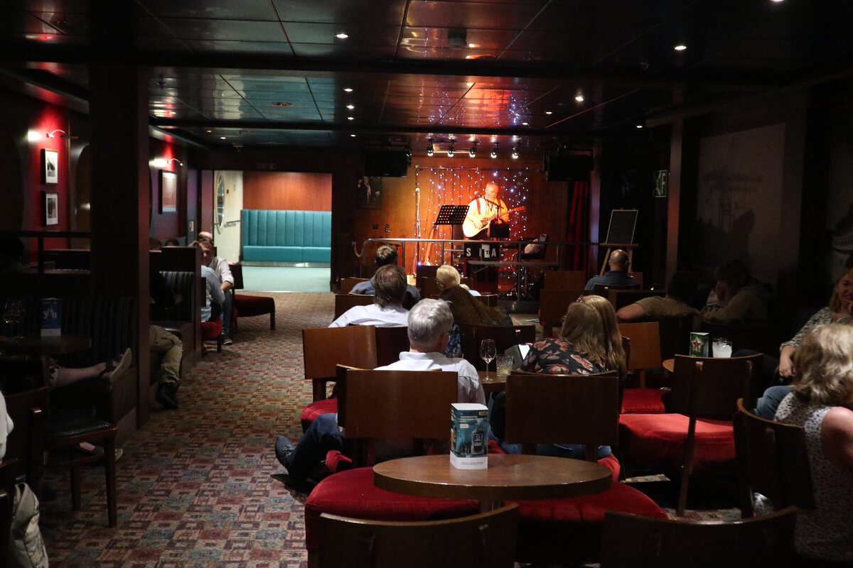 Гигантский дискобар на воде! Как выглядит изнутри десятипалубный паром из Стокгольма в Таллин