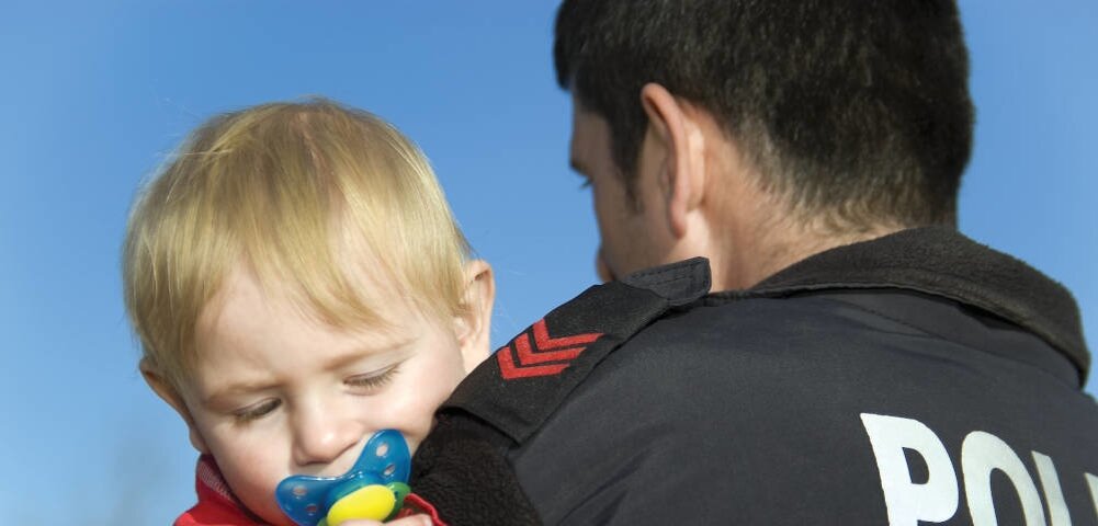 Как называется когда забирают детей. Ребенка забирают из семьи. Изхятие ребёнка из семьи. Изъятие детей из семьи. Как называется когда забирают детей.