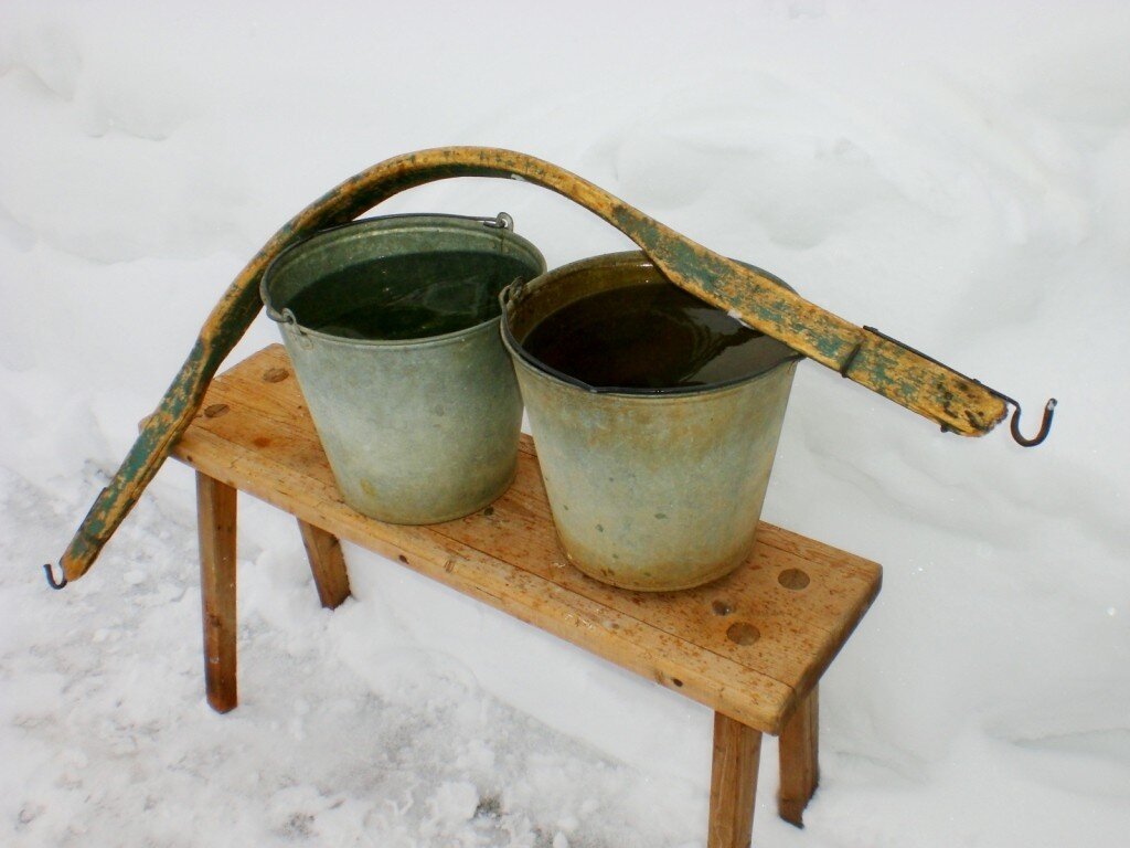 Вот такие ведра и коромысло до сих пор у мамы есть в сарае.
