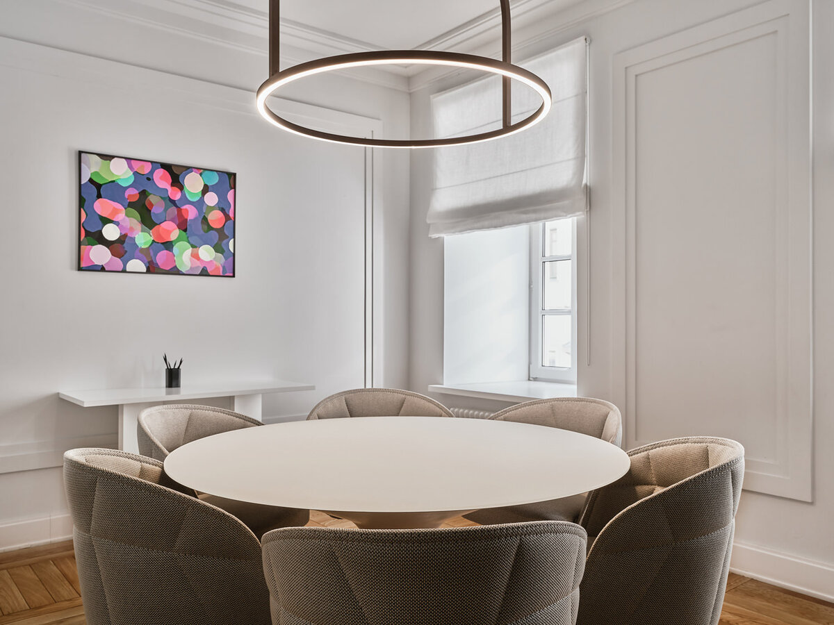 Переговорная в клубе Kelia в Москве. Дизайн интерьеров – Ирина Сазонова. Стол Zanotta. Кресла Garsnas. Светильник Axolight.