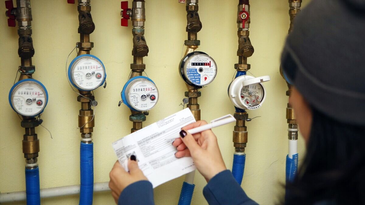    Девушка записывает показания счетчиков учета холодной и горячей воды© РИА Новости / Стрингер
